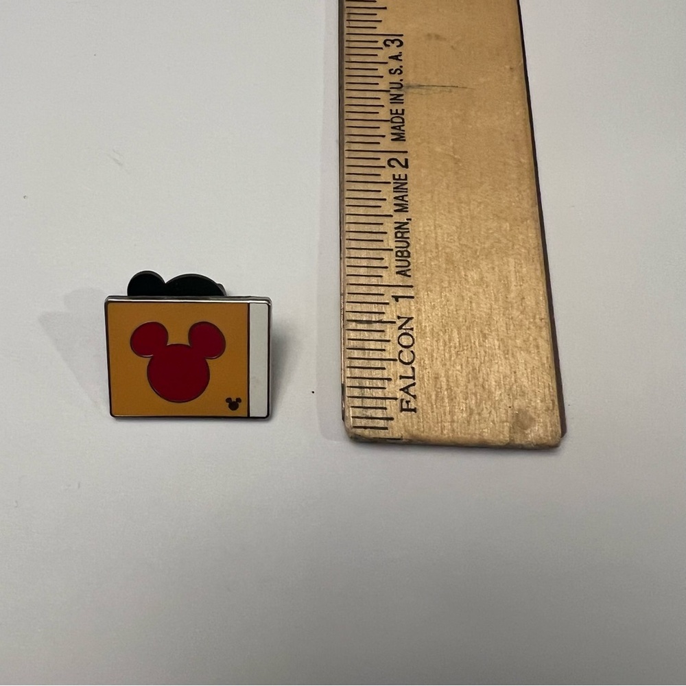 Disney Pin Trading 2010 Hidden Mickey Resort Icons Yacht Club WDW - Picture 4 of 4